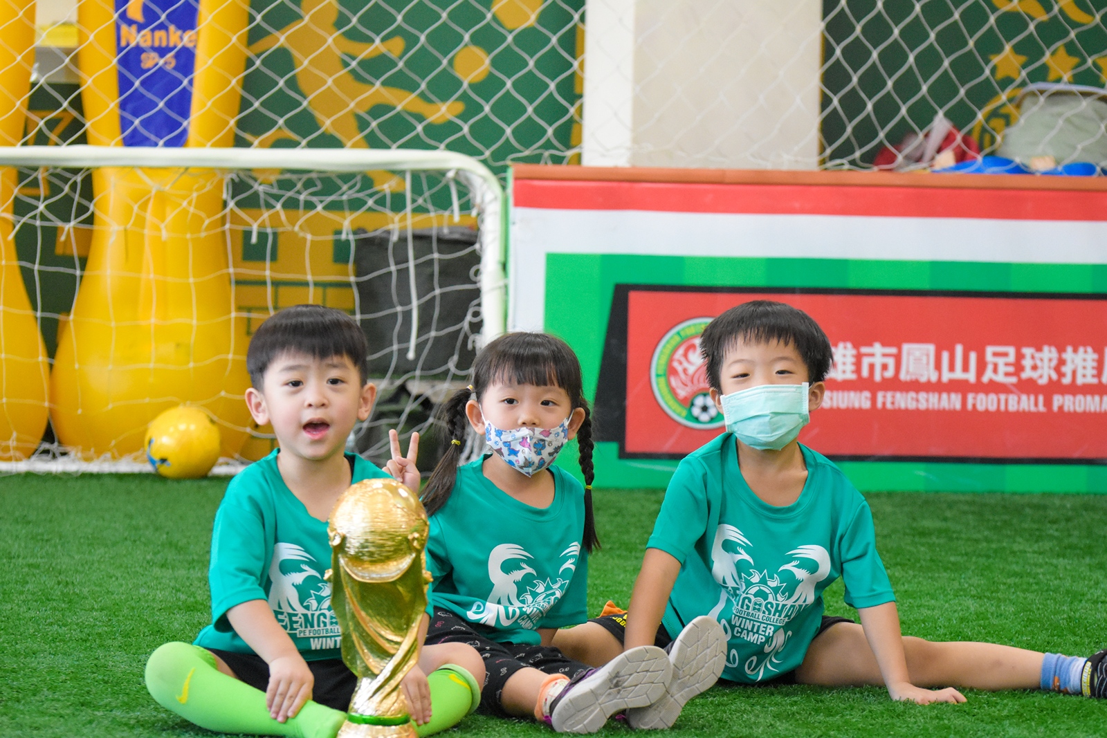 孩子透過足球活動學習團隊合作