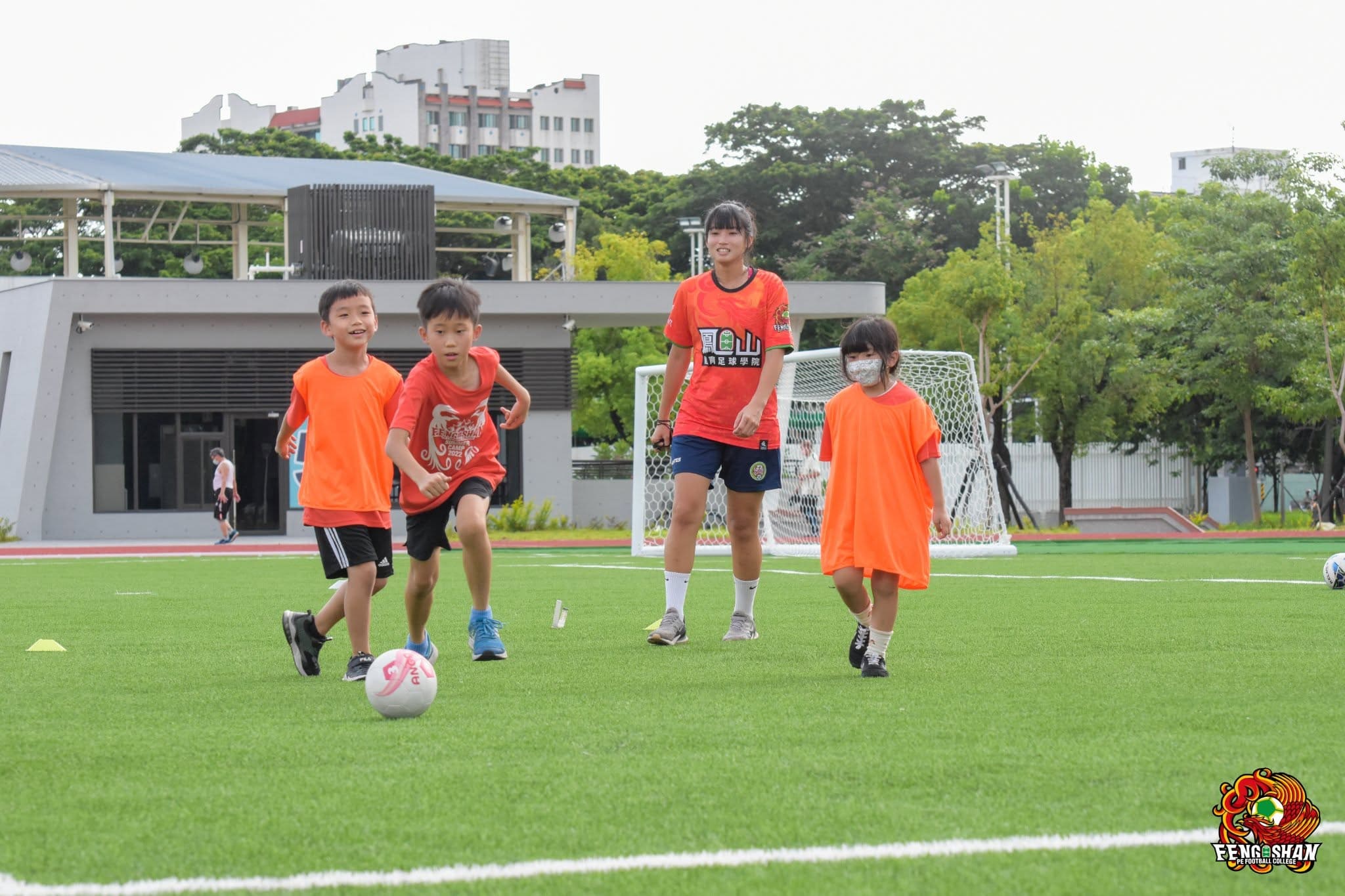 孩子參加冬夏令營足球活動